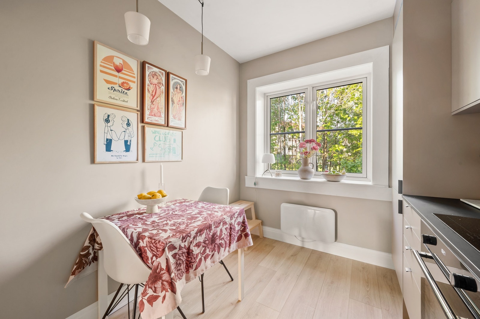 Naturlig plass å innrede med et hyggelig spisebord der en bedre frokost kan nytes. Galleribilde