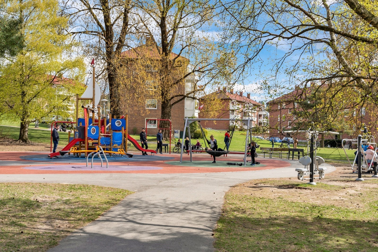 Lekeplasser, store grøntarealer, sandvolleyballbane og utegriller er i umiddelbar nærhet. På vinterstid blir det lagt is på basket- og fotballbanen, og kort vei til akebakke. Galleribilde