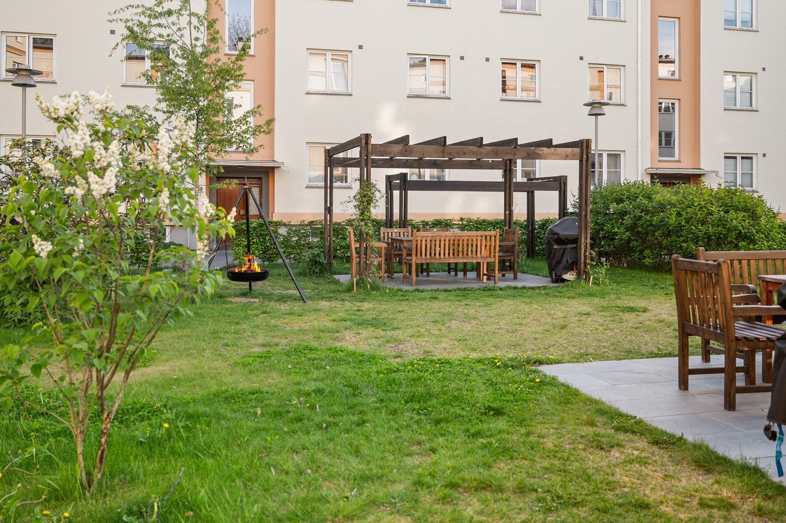 Flere sittegrupper som fritt kan benyttes av beboere, her kan en invitere over familie og venner på hyggelige sammenkomster! Galleribilde