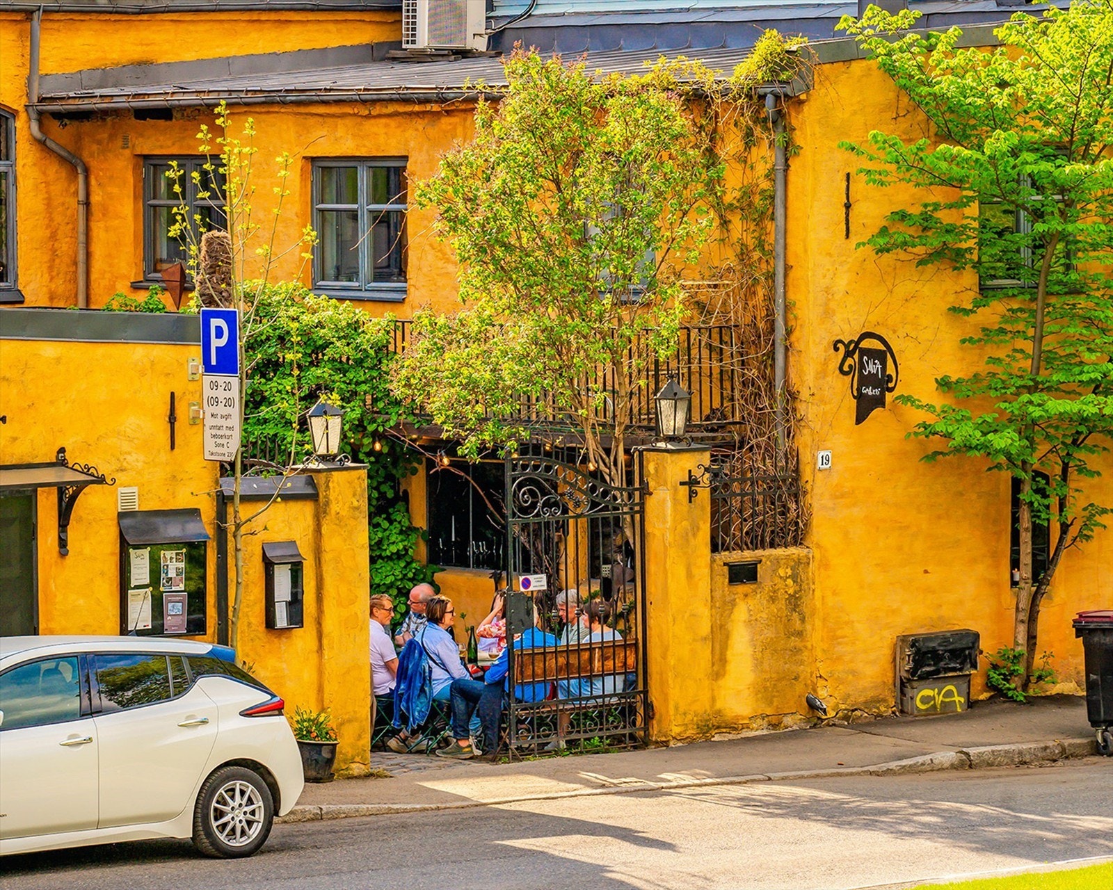 Kjente restauranter- og kafeer som kan nevnes fra nærområdet på Vålerenga er Smia, Galgen, Kampen Bistro, Pizzeria La Pietra, Haveli (Indisk restaurant) og Vålerenga Vertshus - alle stedene har kvaliteter som gjenspeiler nærområdet: sjarm og godt miljø! Galleribilde