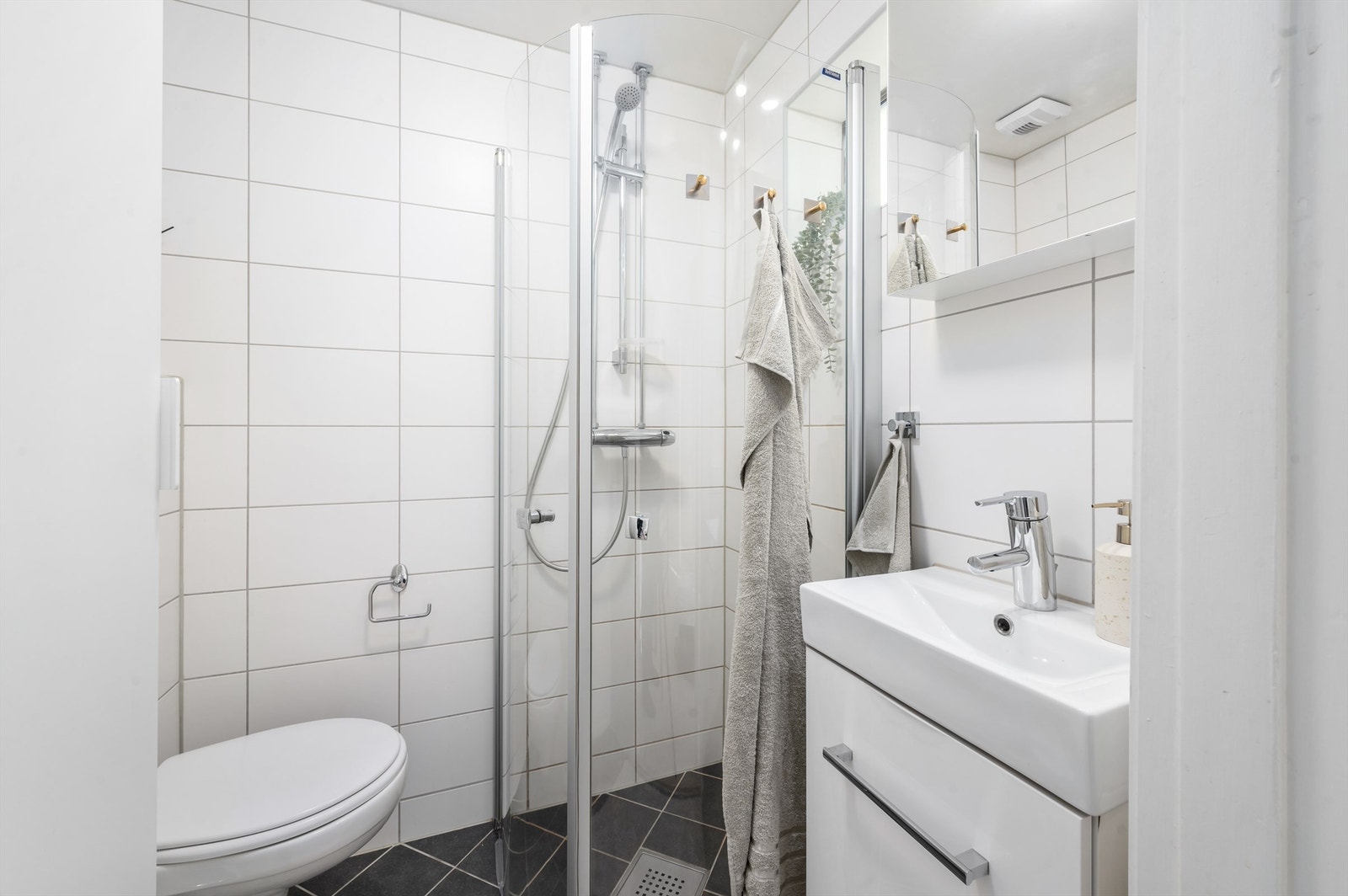 Badet er pent flislagt på gulv og vegger med varme i gulvet. Galleribilde