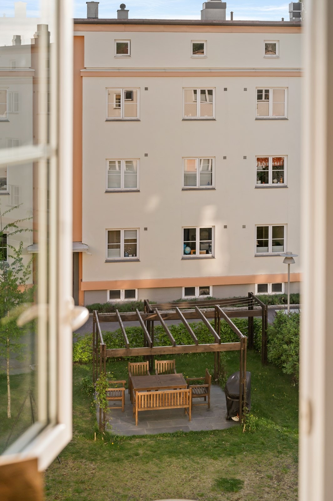 Vindu som vender mot rolig bakgård sørger for at du kan sove godt med vinduet åpent hele året! Galleribilde