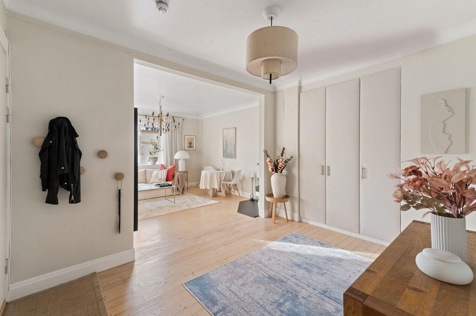 Velkommen inn! Leilighetens entré er lys og innbydende og gir et godt førsteinntrykk av boligen. Galleribilde