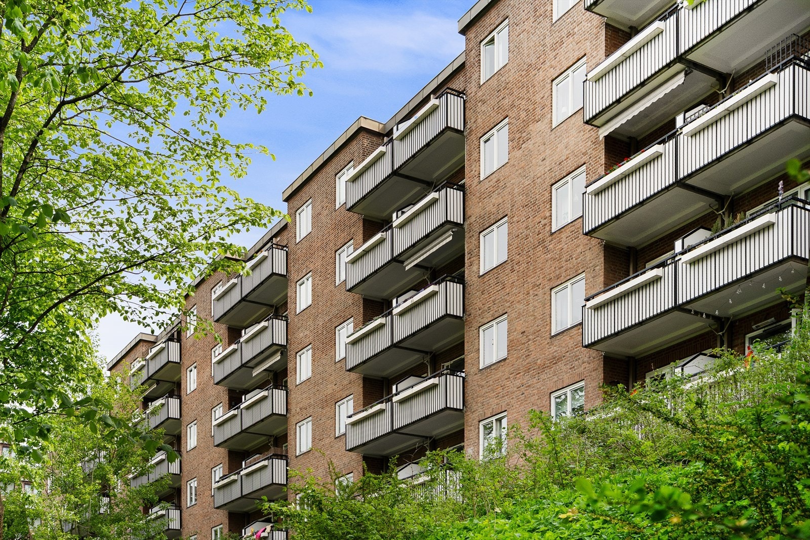 Store og luftige balkonger som vender ut mot det grønne. Galleribilde