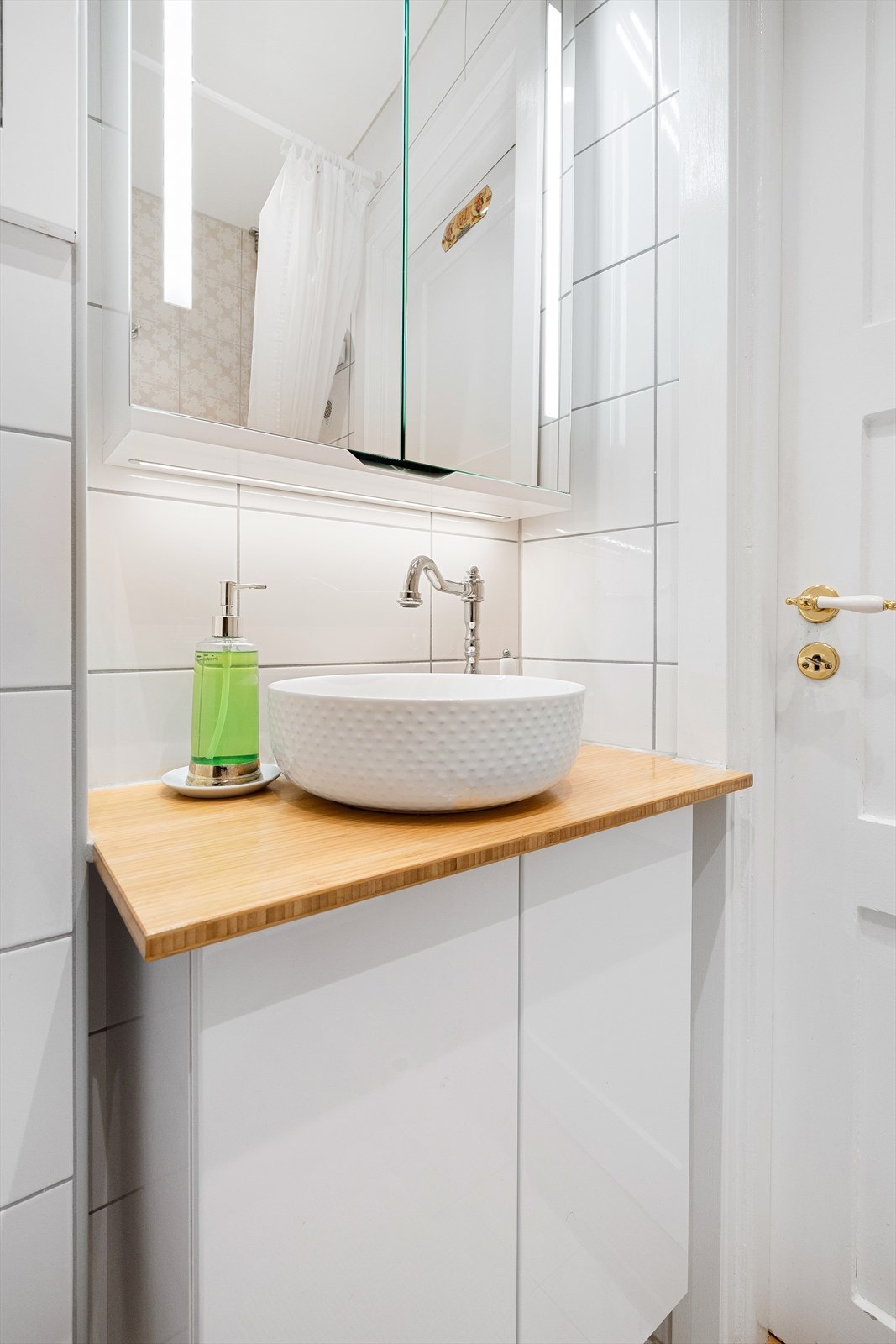 Arealeffektiv baderomsinnredning med god oppbevaringsplass. Galleribilde