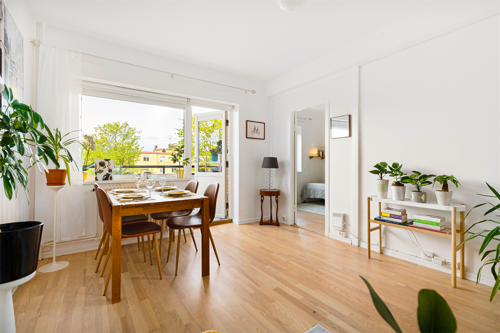 Bo høyt og luftig i byggets 3. etasje, i en lys og vakker leilighet med gode solforhold. Galleribilde