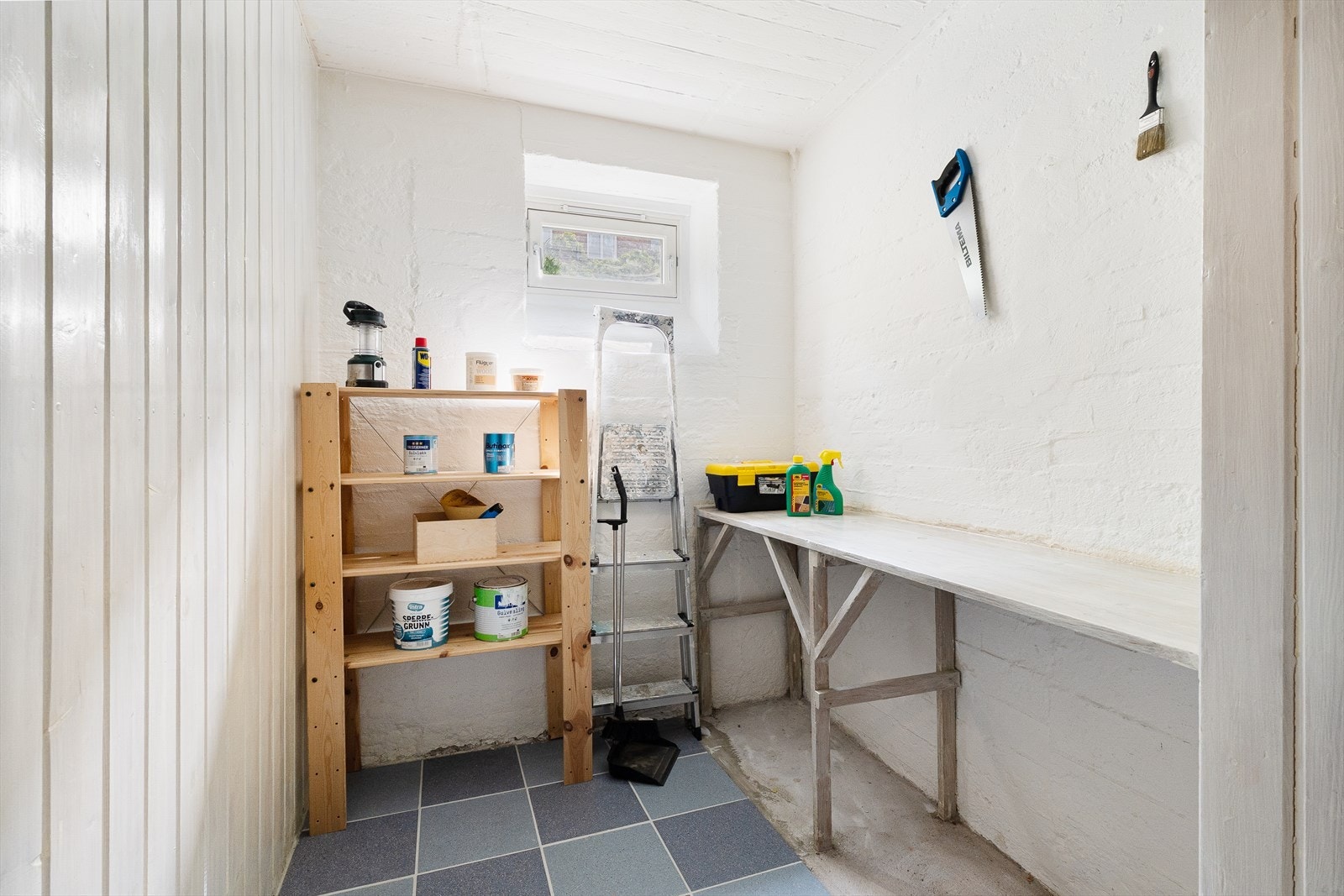 Leilighetens kjellerbod - Nylig malte vegger og tak, med flislagt gulv, og en praktisk snekkerbenk. Galleribilde