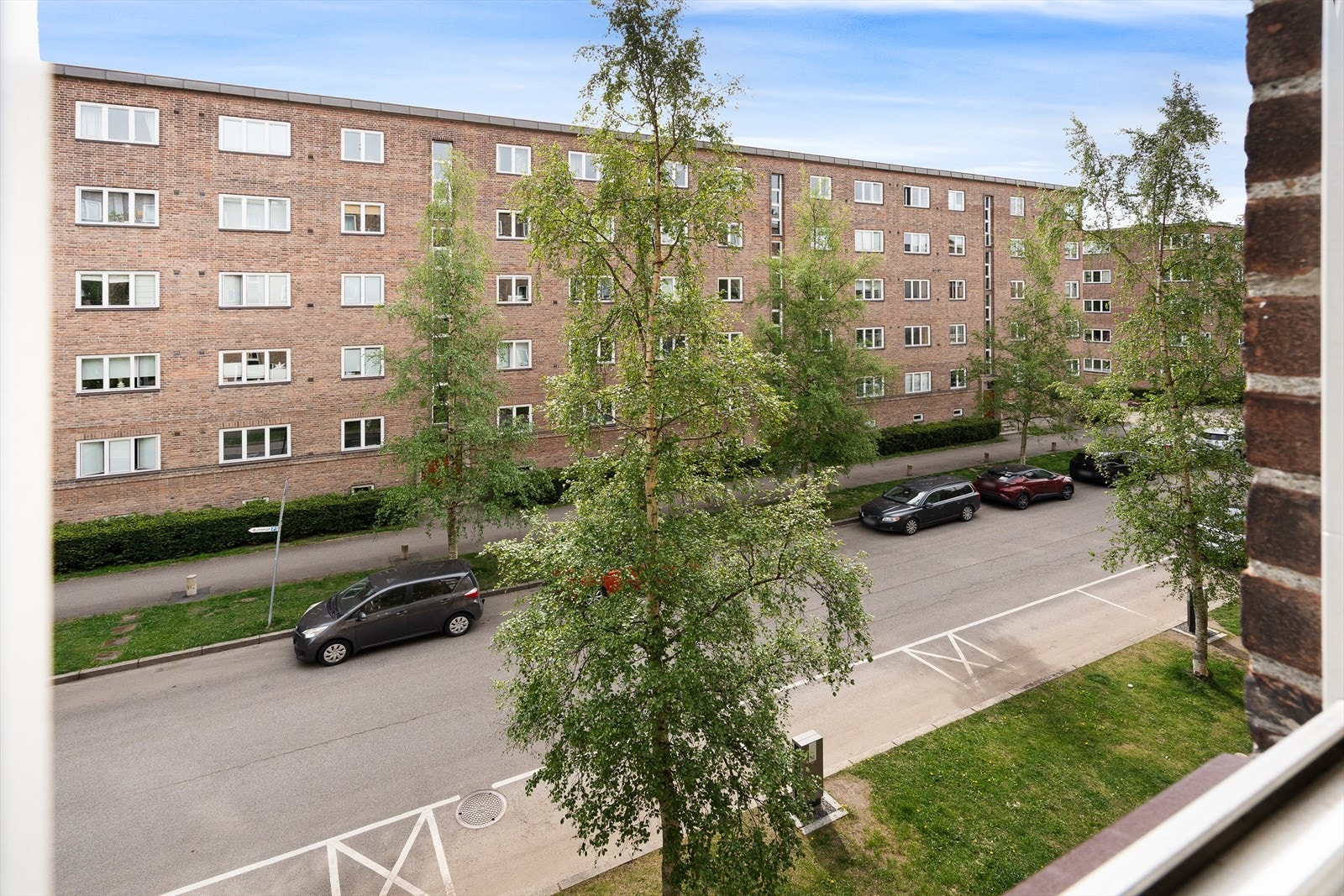 Rommet vender ut mot en stille gate uten gjennomgangstrafikk Galleribilde