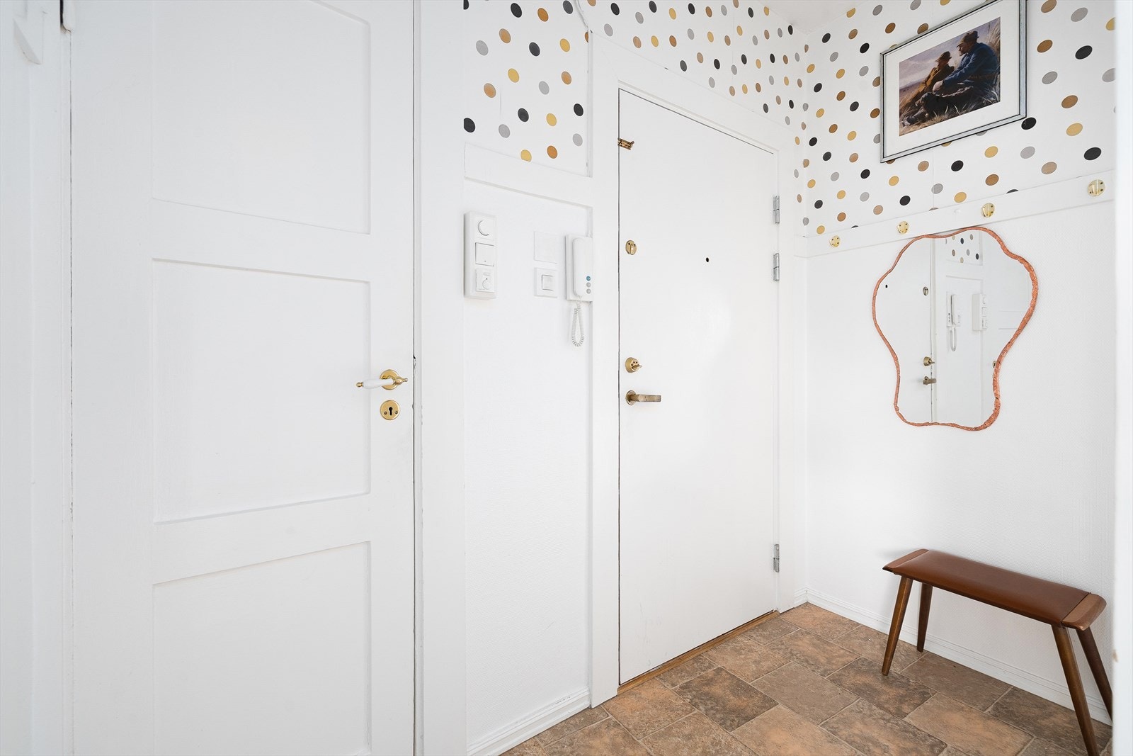 Lys og innbydende entré, med malte originaldører. Galleribilde