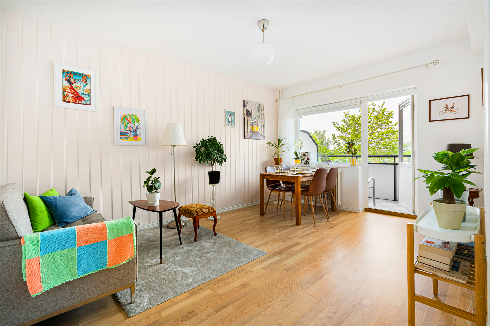 Stua er romslig, med plass til stort spisebord og en koselig sofakrok. Galleribilde