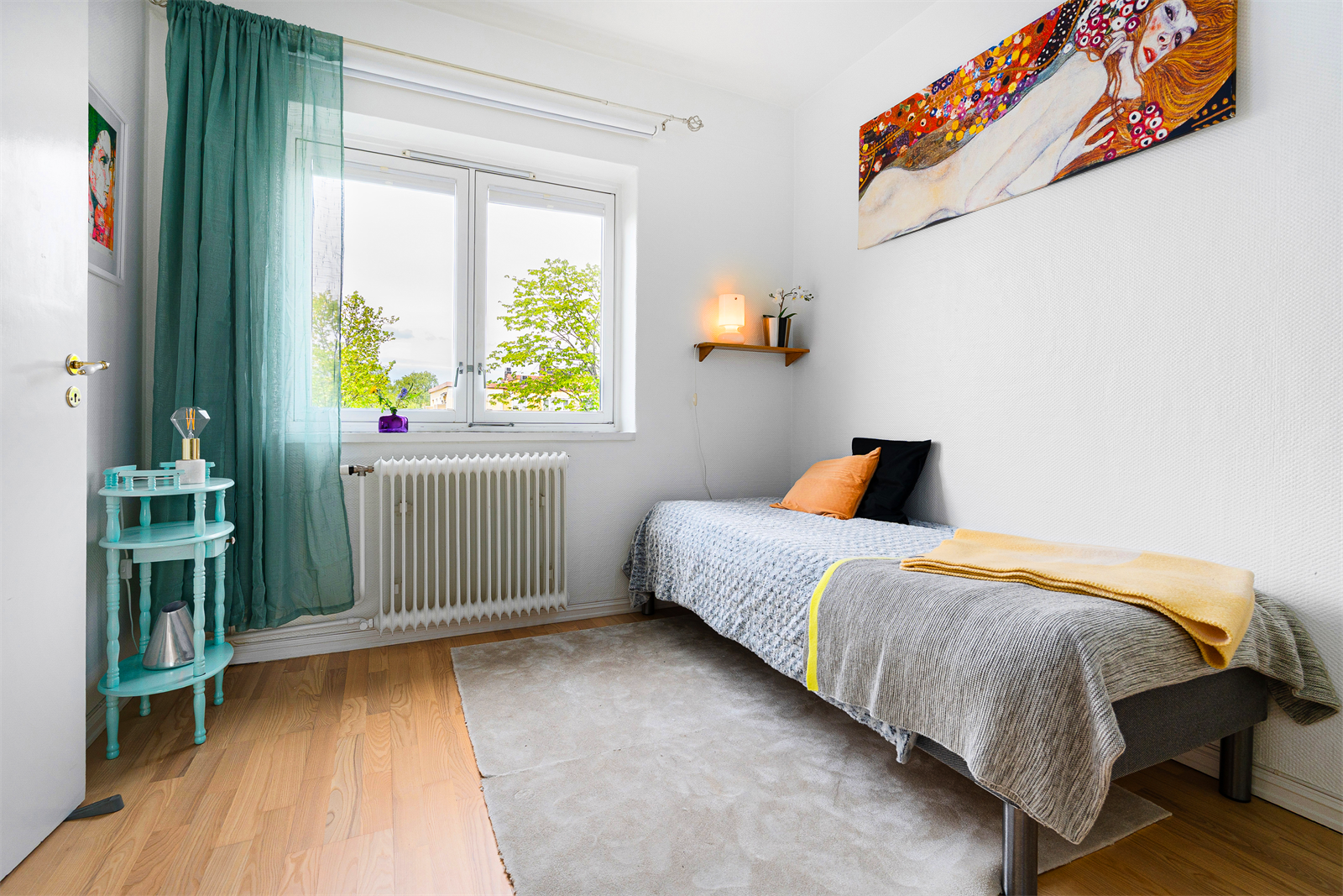 Soverom 2 vender ut mot en rolig park, og har optimale soveforhold. Galleribilde