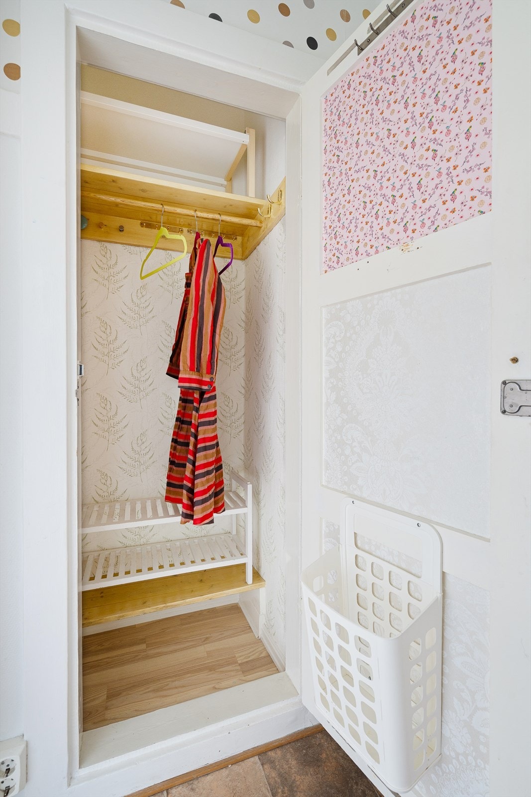 I entréen finner du også integrert garderobe, et nyoppusset originalskap, med lyslakkert treverk, hvit maling, tapet og parkett. Galleribilde