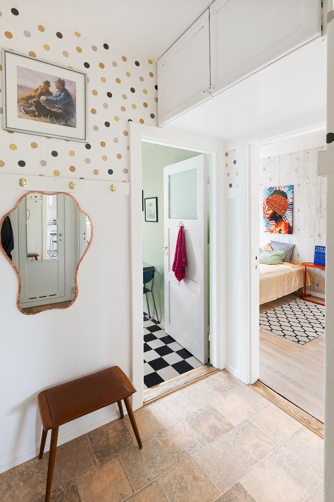 Fra gangen har du inngang til kjøkken, hovedsoverom, bad og stue. Galleribilde