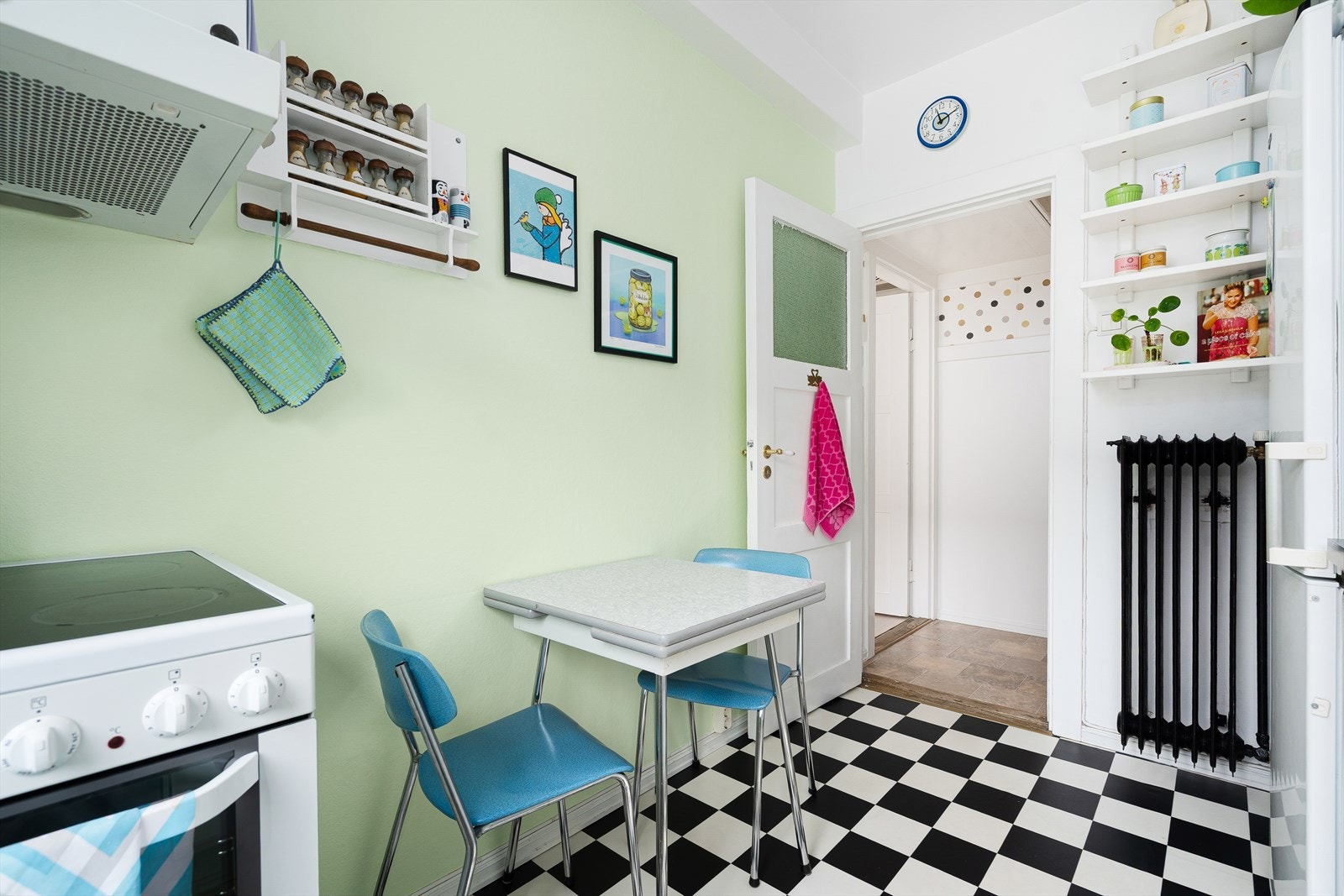 Kjøkkendøra er nyttig om man er glad i å lage mat og vil begrense stekos. Galleribilde