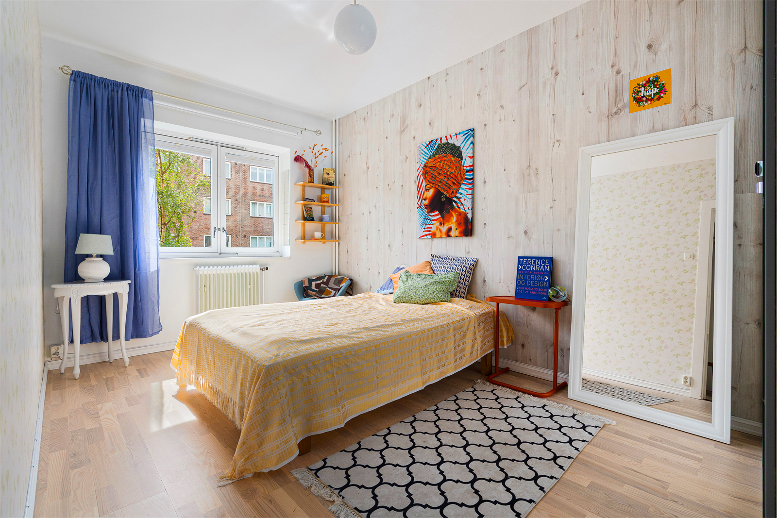 Vakkert og gjennomført hovedsoverom, med ask parkett, tapet og gode løsninger. Galleribilde