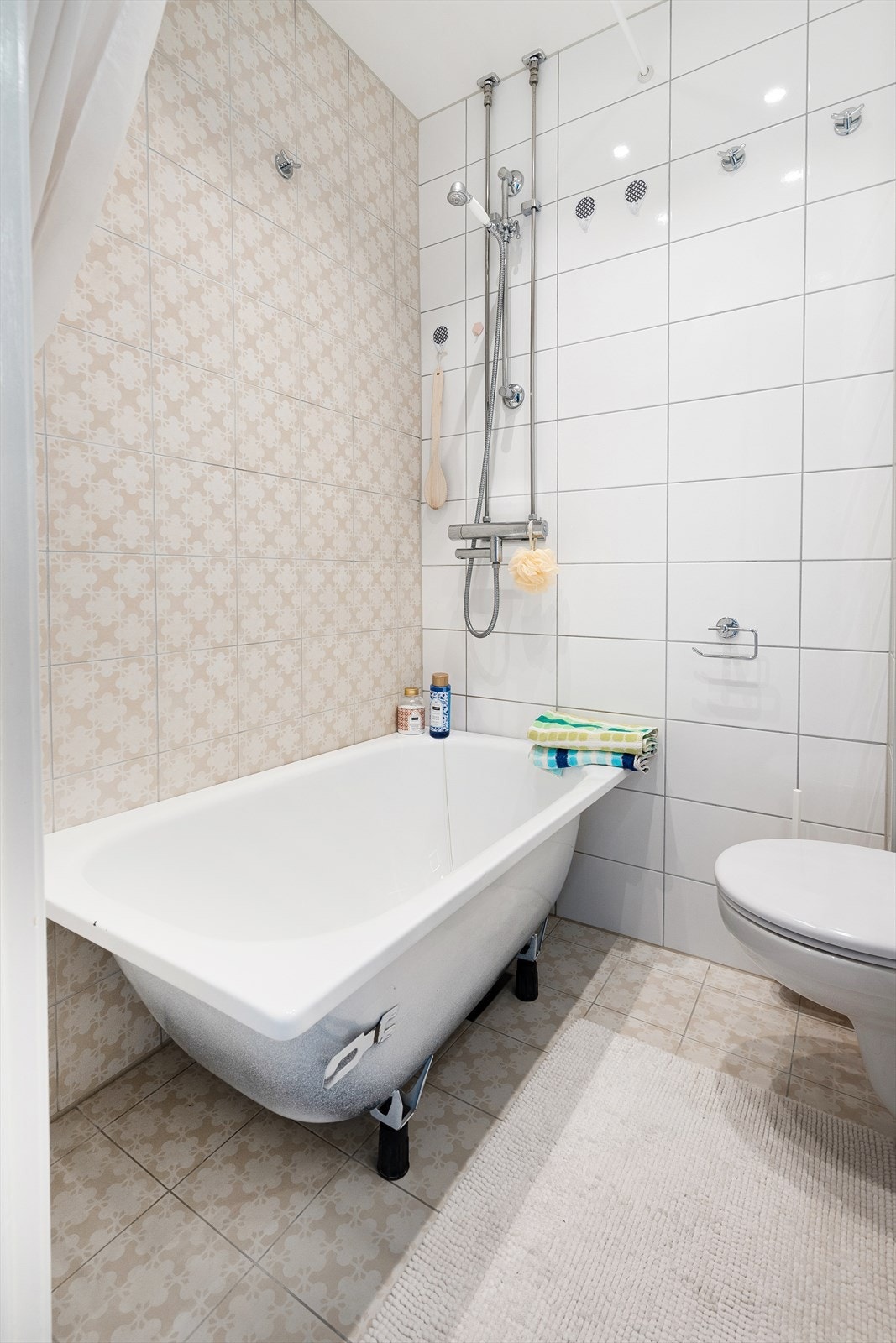 Frittstående badekar, som gir en spafølelse på kalde vinterdager. Galleribilde