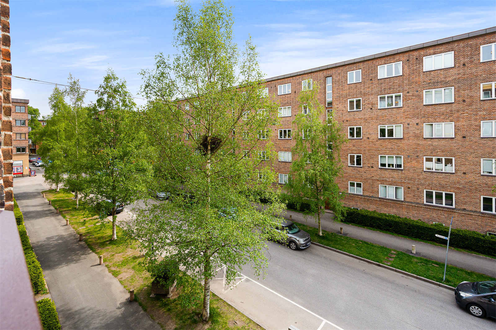 Fra kjøkkenvinduet ser du rett bort på Nærbutikken, om det er noe du har glemt å handle. Galleribilde