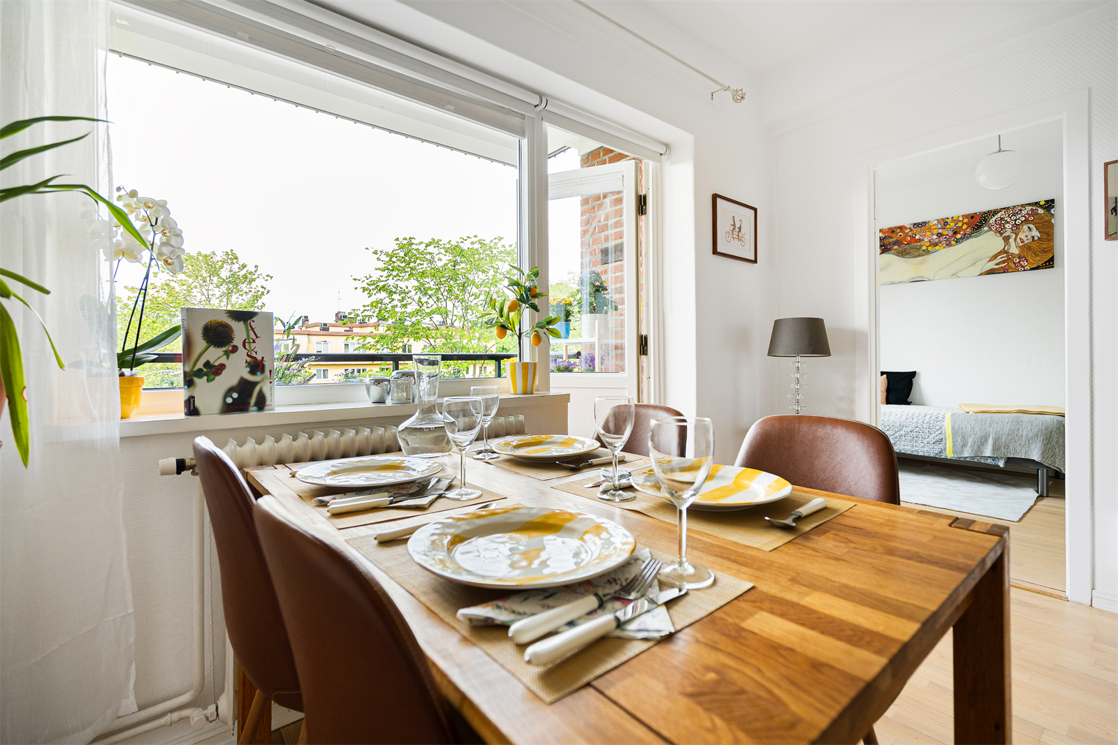 Store vindusflater gir flott utsyn og godt lysinnslipp. Galleribilde