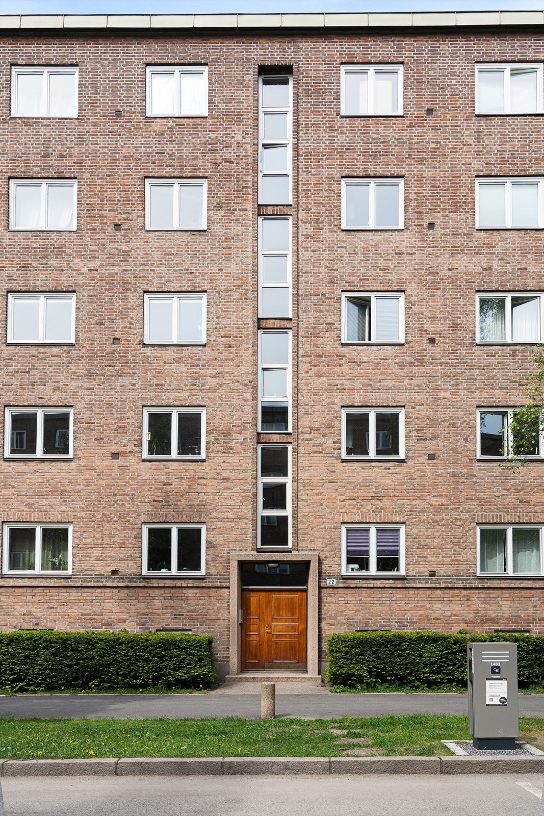 Det klassiske møter det moderne: Bygning fra 1937 med el-lading rett utenfor døra. Galleribilde