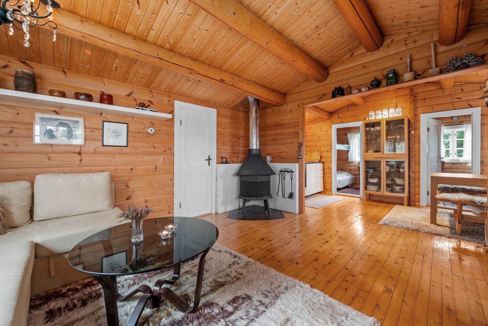 Hytta har furugulv, panelvegger og paneltak i alle rom. Stuen har synlige åser og mønet tak. Galleribilde