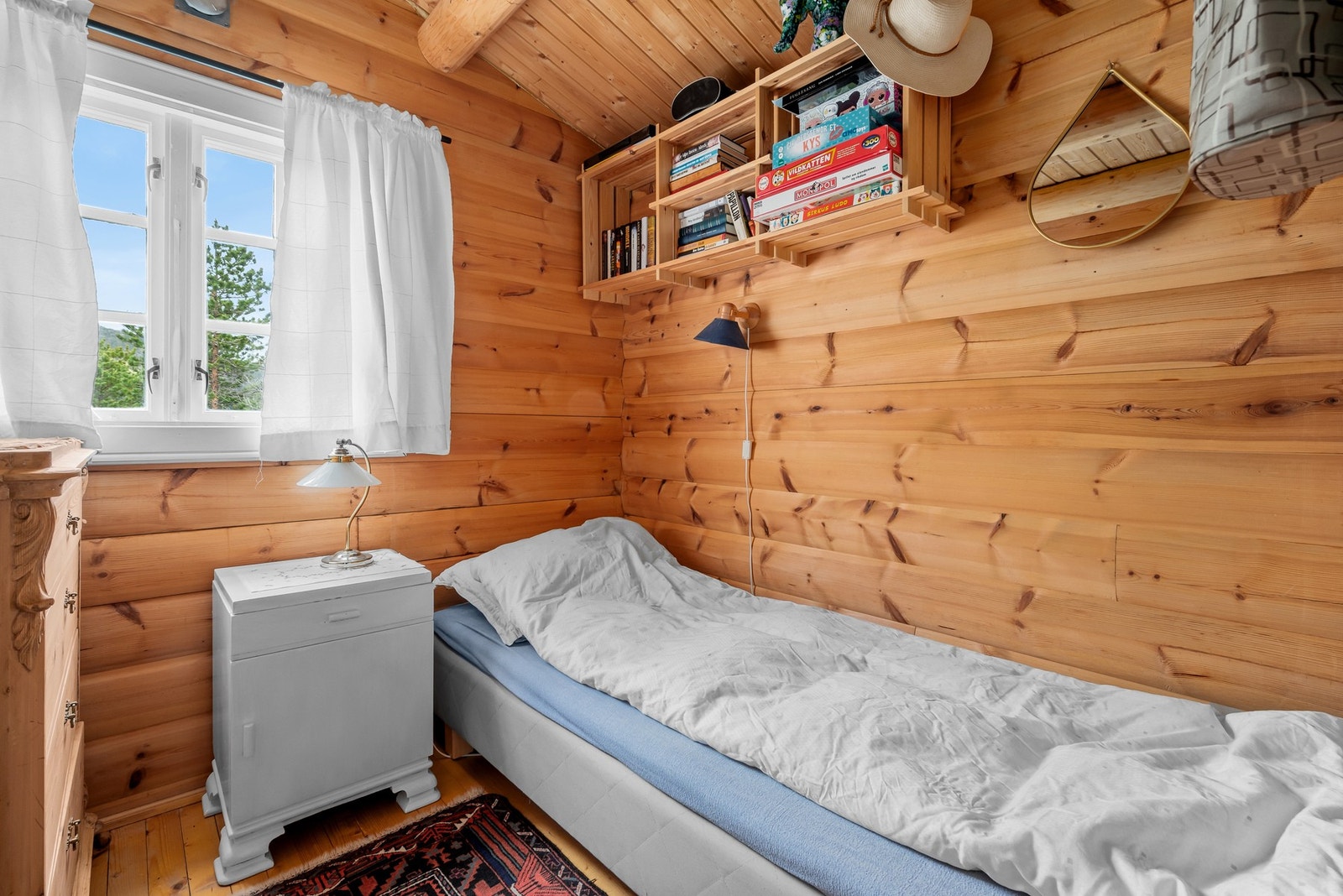 Rommene er fine med paneloverflater og tregulv, en stil som er gjennomgående i både hytte og anneks. Galleribilde