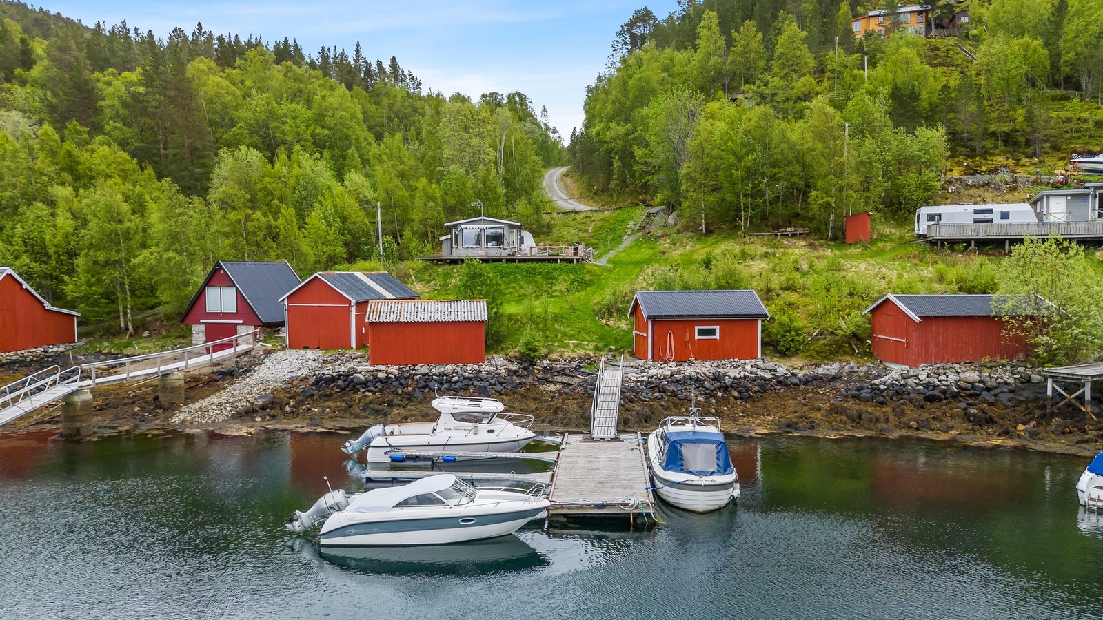Ved sjøen medfølger et naust og en båtplass ved brygga. Galleribilde