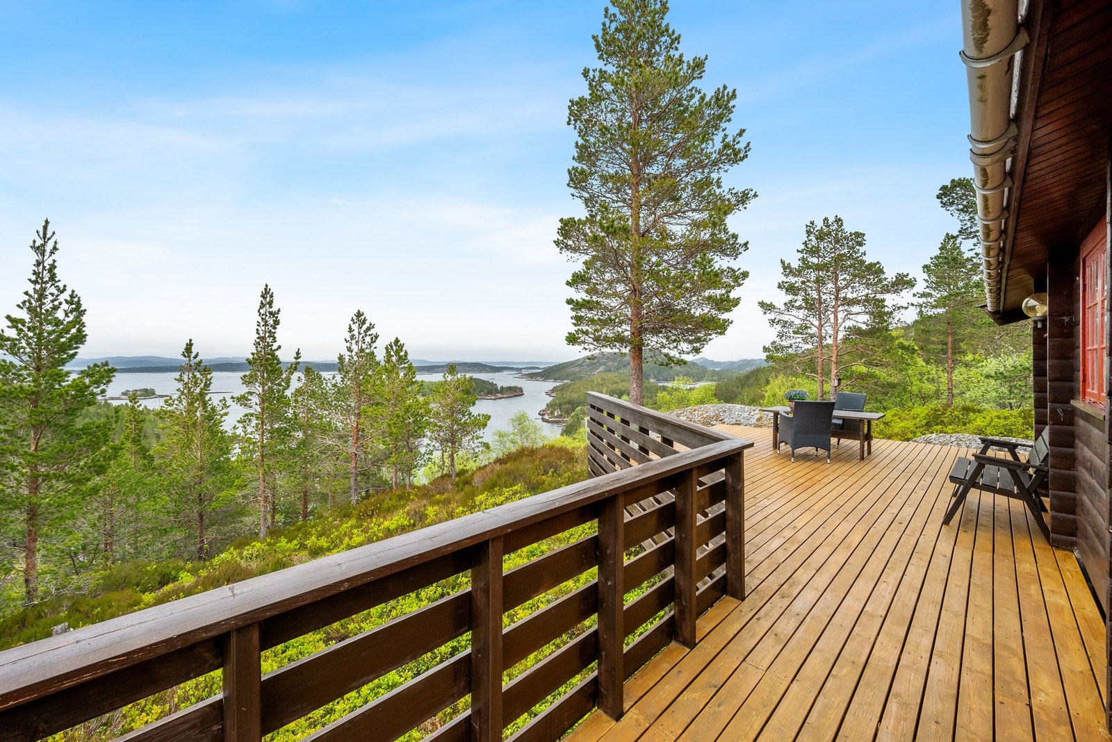 Hytta ligger i idylliske og naturskjønne omgivelser på Hellandsjøen, en vakker kystperle. Galleribilde