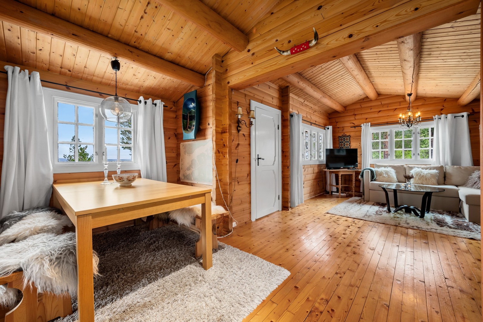 Ved kjøkkenvinduet er det god plass til spisebord. Galleribilde