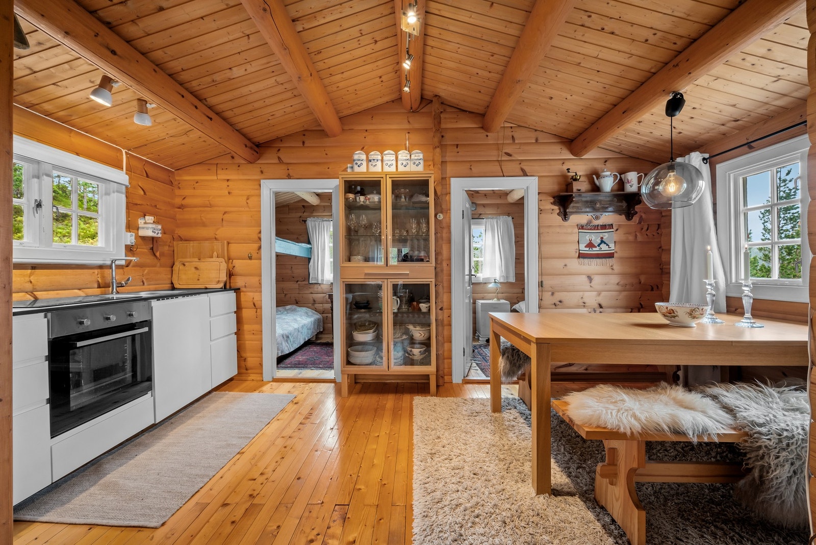 Kjøkkenet har en moderne innredning med integrert stekeovn og platetopp. Galleribilde