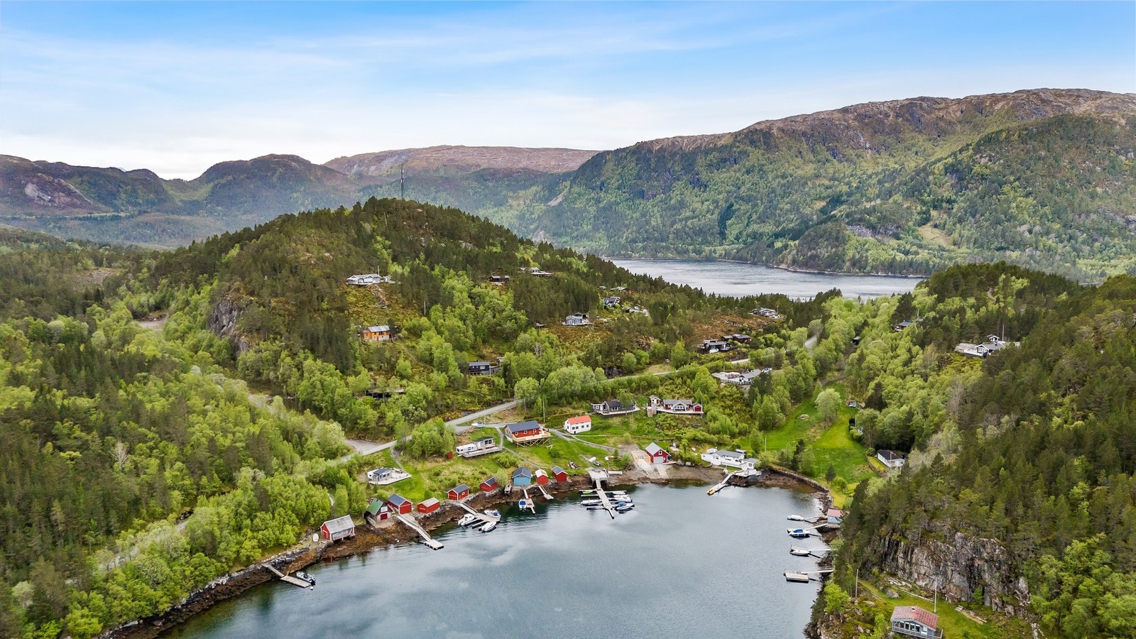 Fra eiendommen er det kort vei til sjøen med naust og båtplass ved brygge. Galleribilde