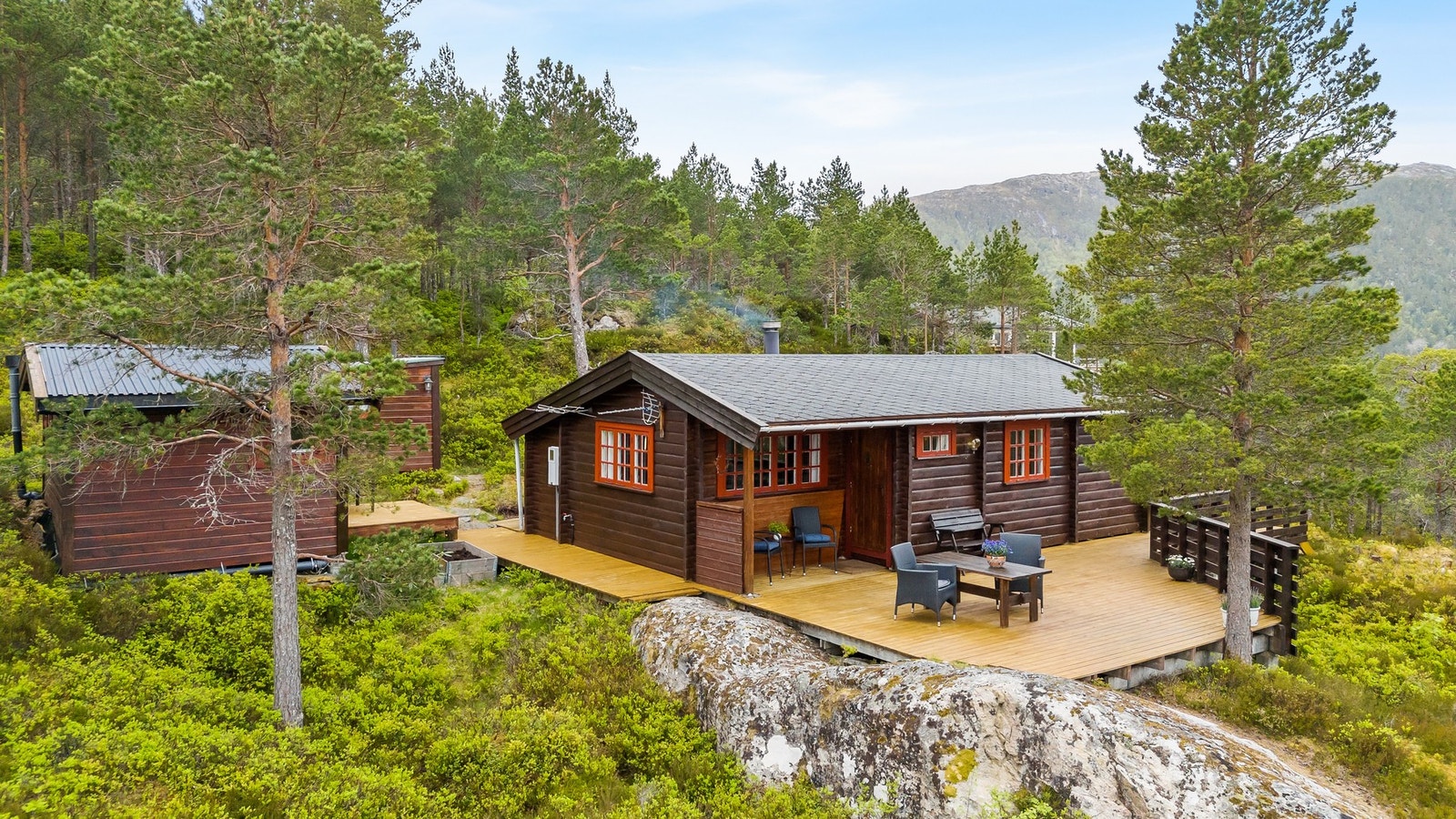 Hytta ligger omkranset av store terrasser på ca. 60 kvm med gode solforhold og orkesterplass til utsikten. Galleribilde