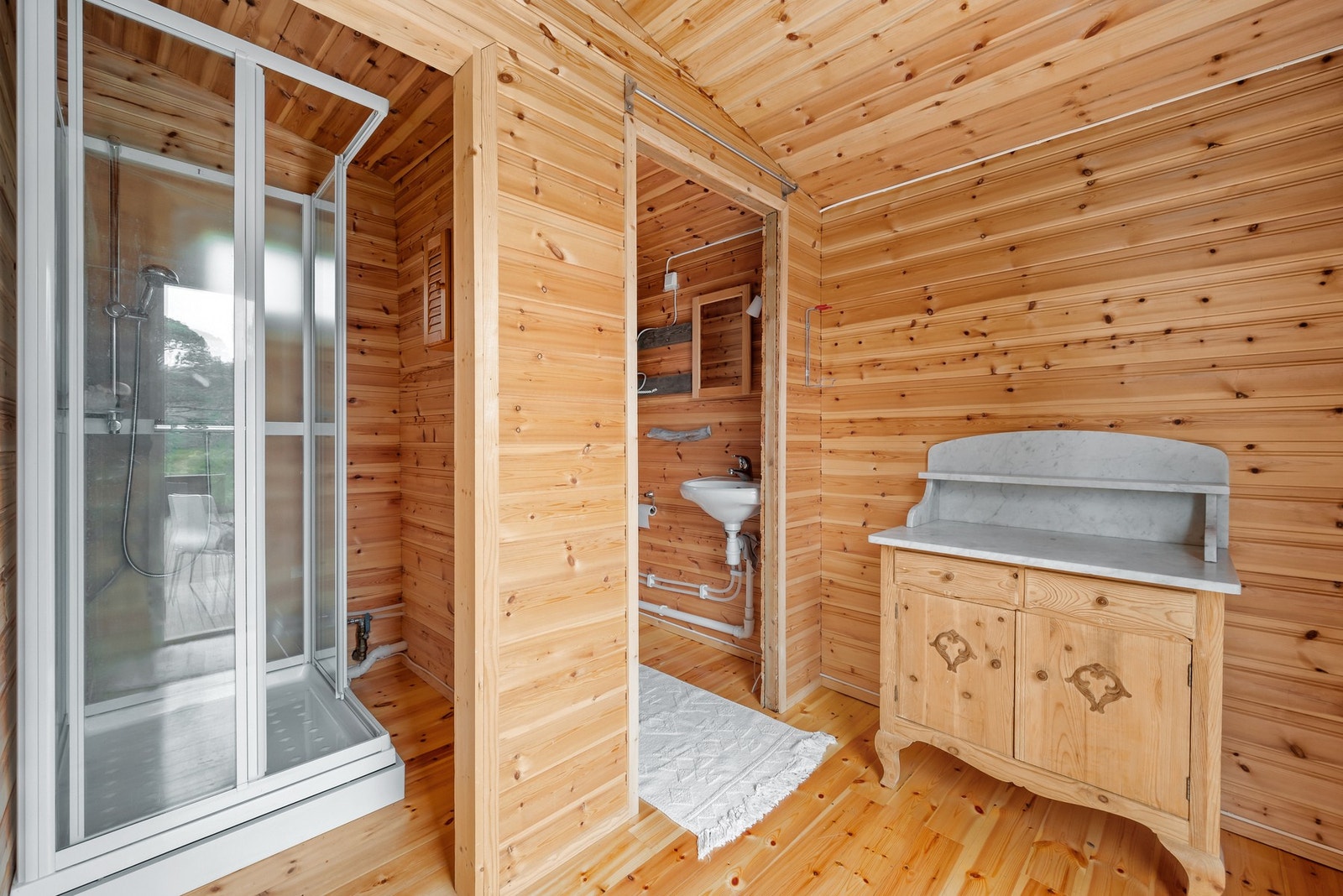 Annekset er innredet med dusjkabinett og har et separat toalettrom. Galleribilde