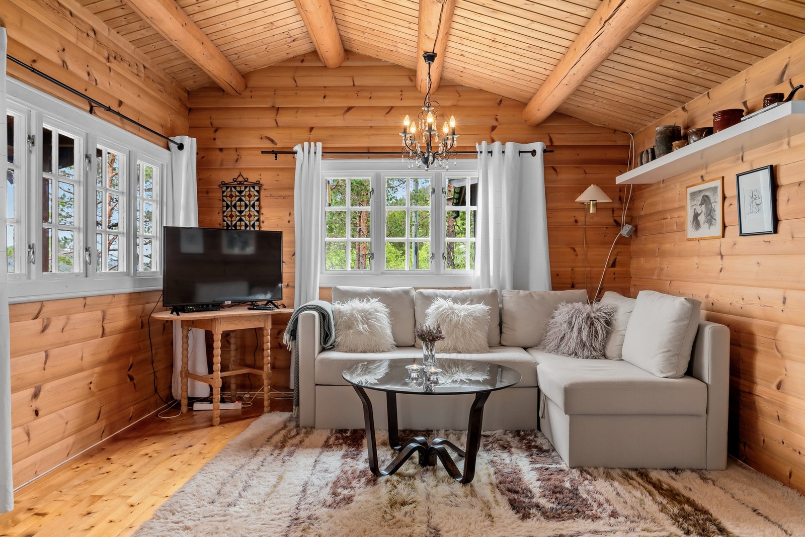 Den koselige stuen har god plass til hjørnesofa og tv-løsning. Galleribilde