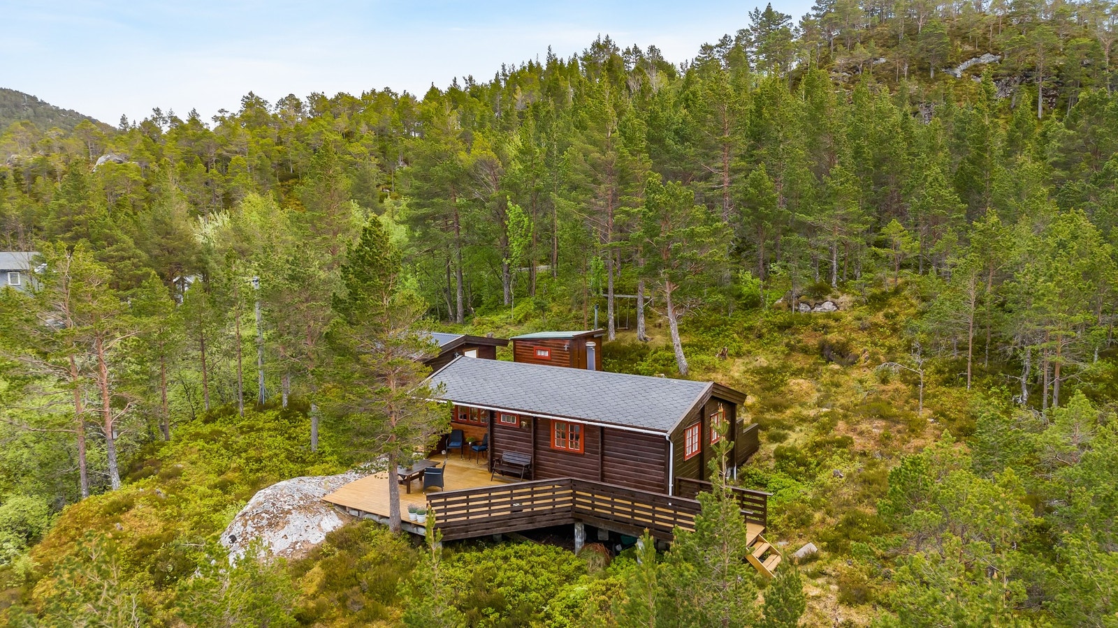 Hytta ligger høyt plassert, omkranset av skog som gir god skjerming. Galleribilde