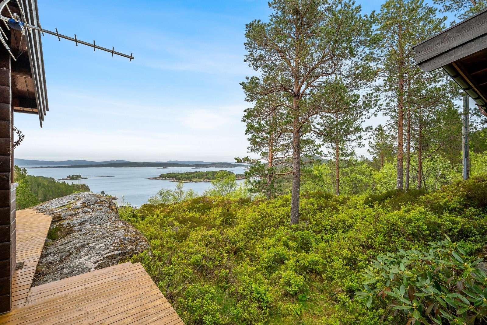 Beliggenheten er idyllisk og naturskjønn med uberørt natur rundt hytteveggene og sjøen i front. Galleribilde