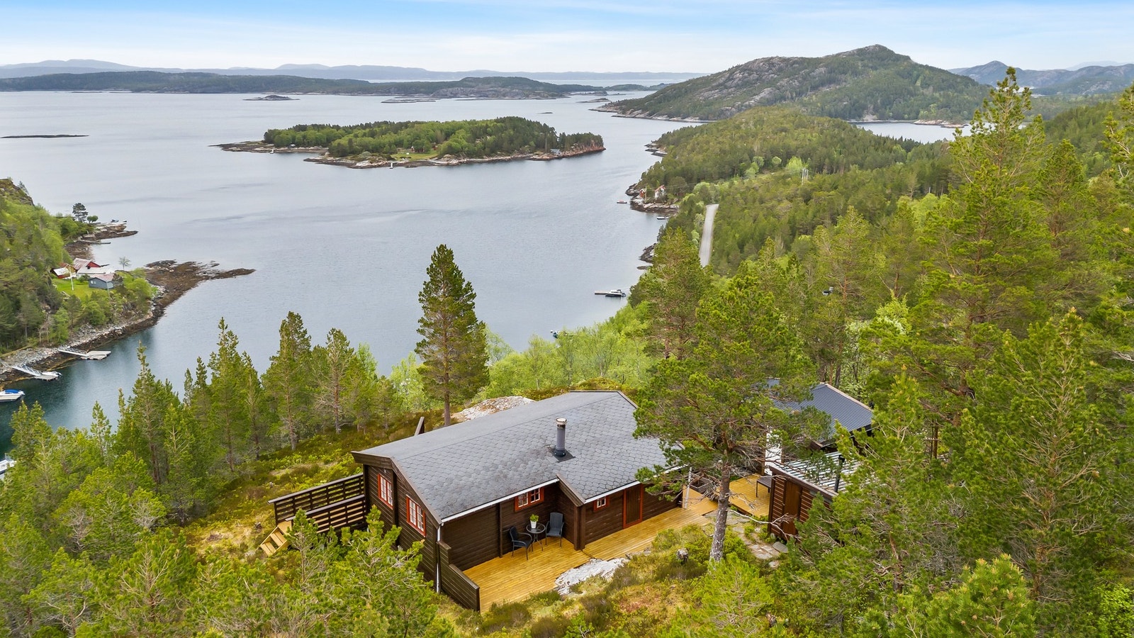 Eiendomsmegler 1 v/Sindre Belsås har gleden av å presentere denne flotte fritidseiendommen med en fantastisk utsikt og beliggenhet. Galleribilde