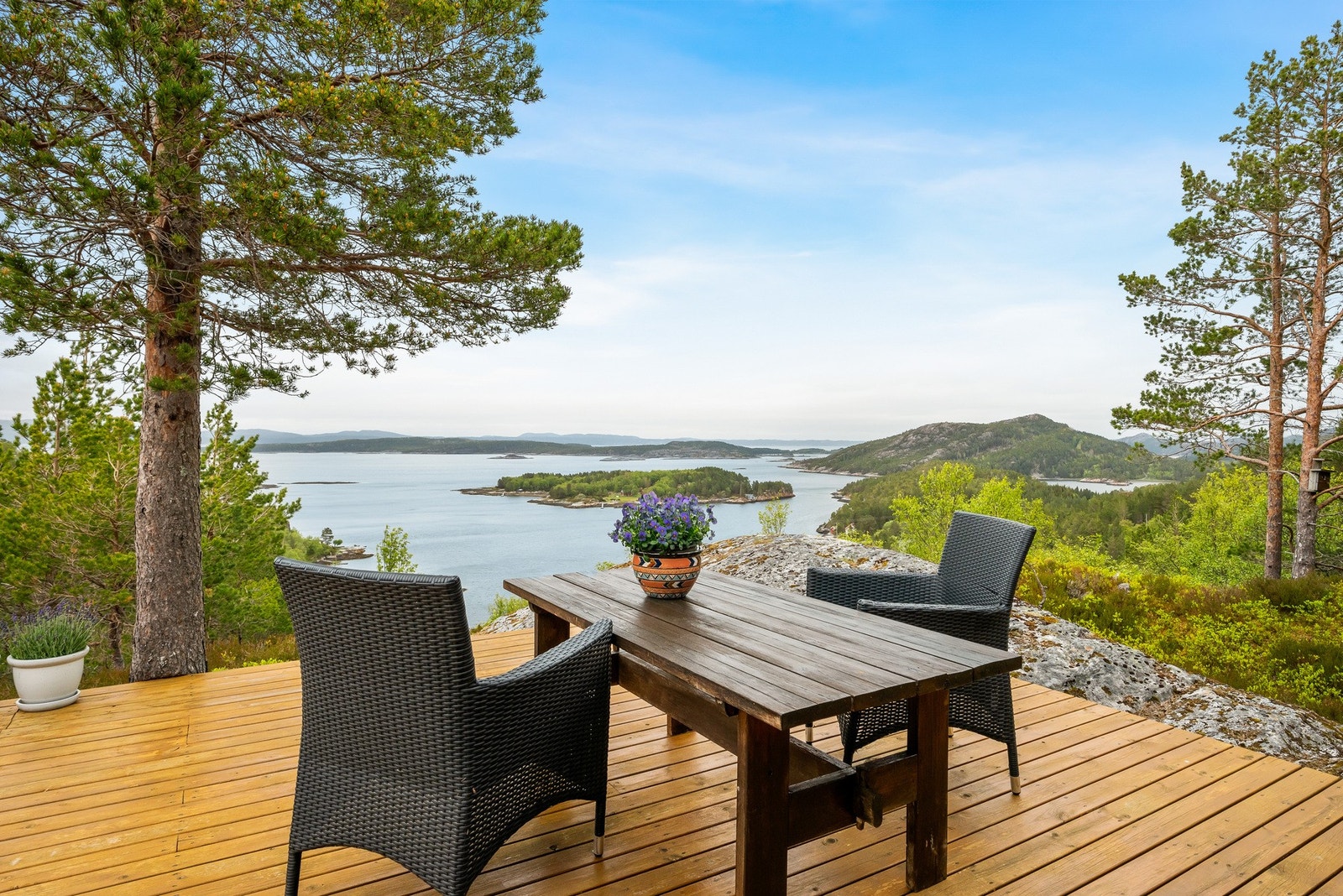 Fantastisk utsiktspunkt over sjøen og den vakre kystnaturen. Galleribilde