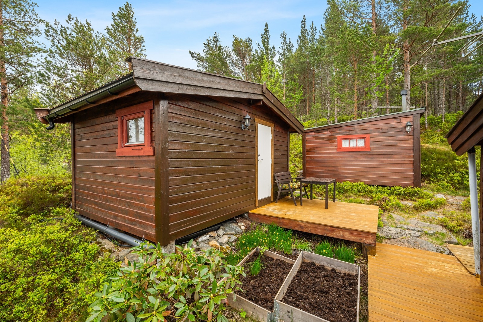 Annekset har egen terrasse og kan fungere utmerket som gjesterom. Galleribilde