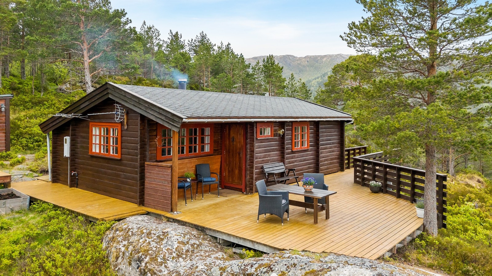 Hytta er bygd i en tradisjonell stil og har en fin planløsning. Galleribilde