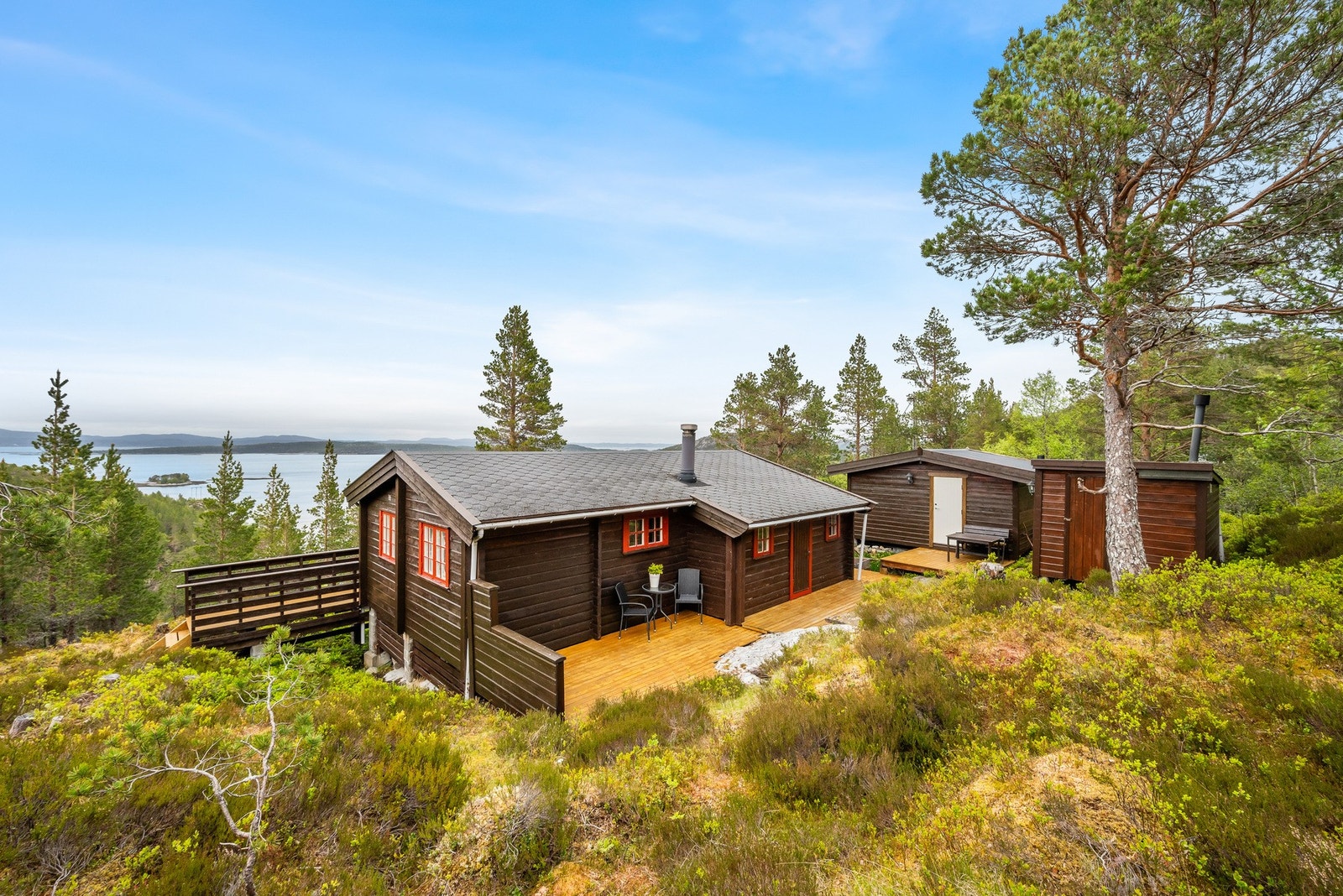 Terrassene har dekke av terrassebord og omkranser hytta på tre sider. Galleribilde