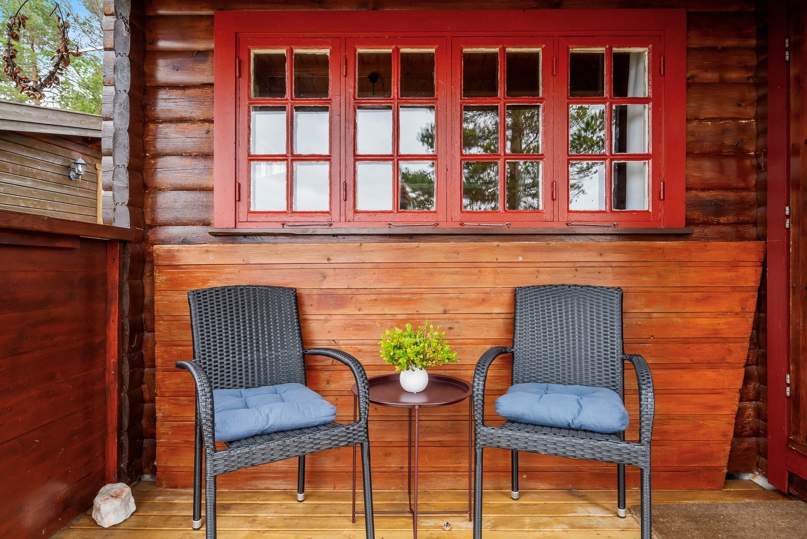 En ekstra lun solvegg med et lite overbygg. Galleribilde