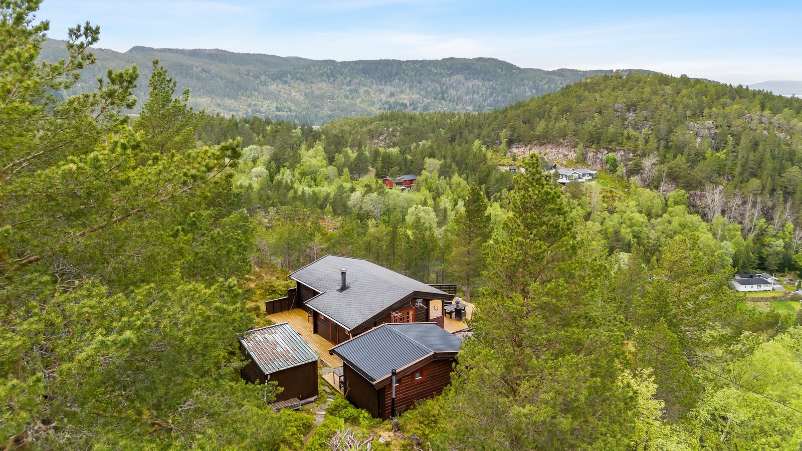 Eiendommen er bebygd med en trivelig hytte og et anneks på ca. 14 kvm, innredet med soverom, toalett og dusjkabinett. Galleribilde