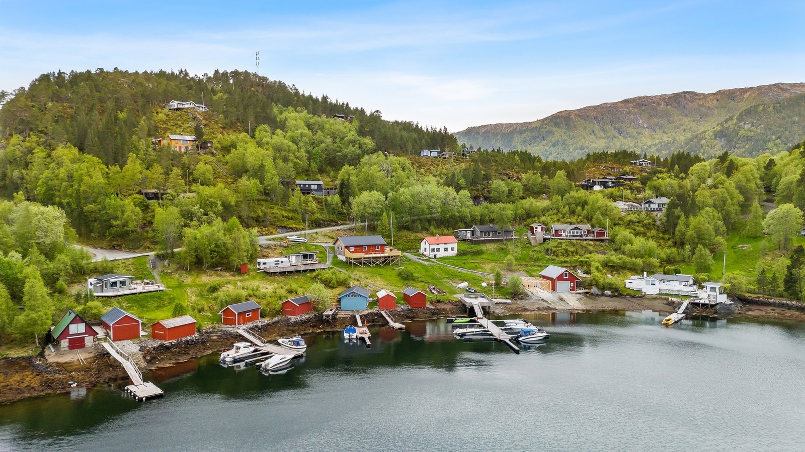 Med båt er det duket for sommeridyll i skjærgården, med ankringssteder og brygger på de største øyene. Galleribilde