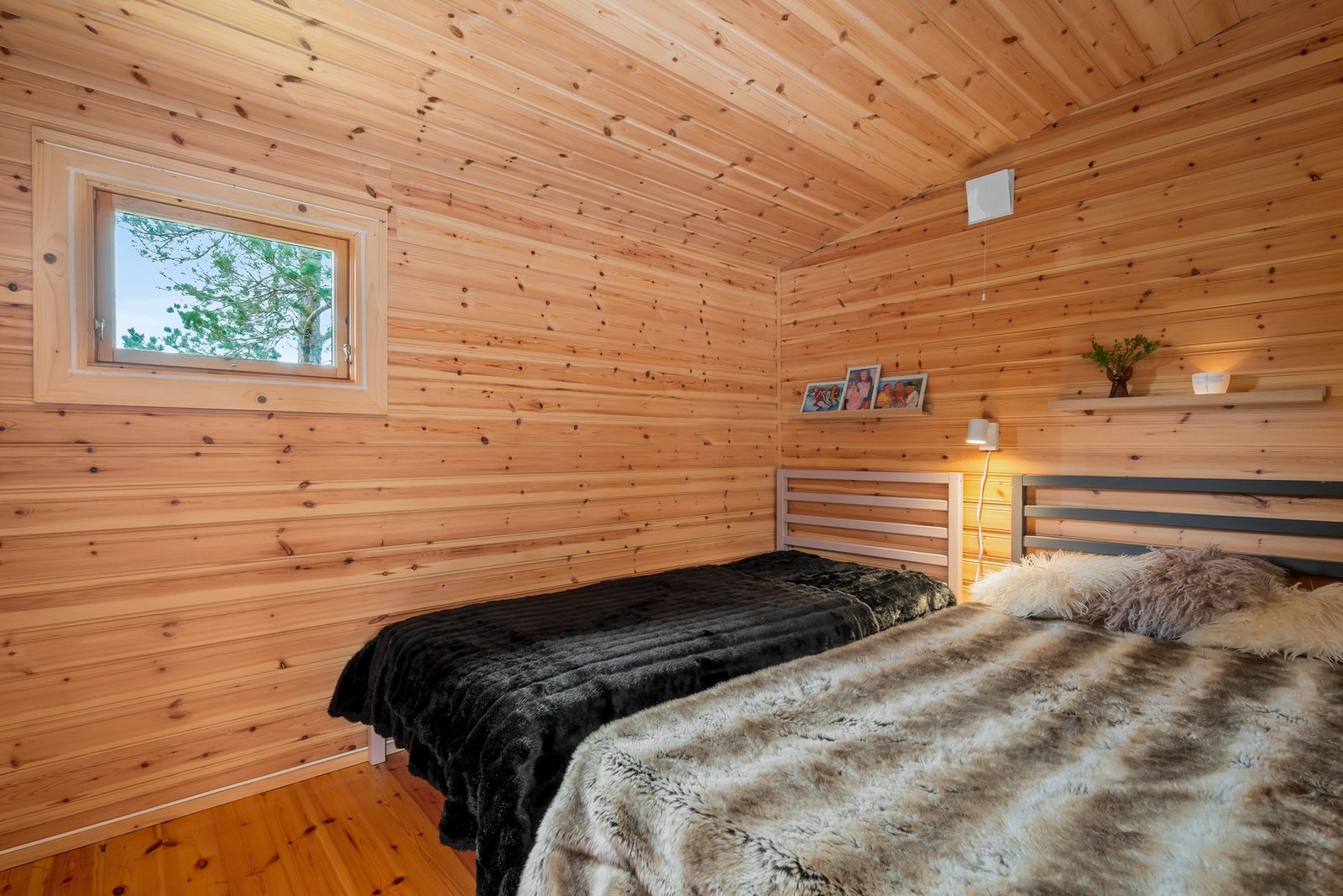 Annekset har god plass til flere senger og er holdt i samme stil og materialer som hytta. Galleribilde