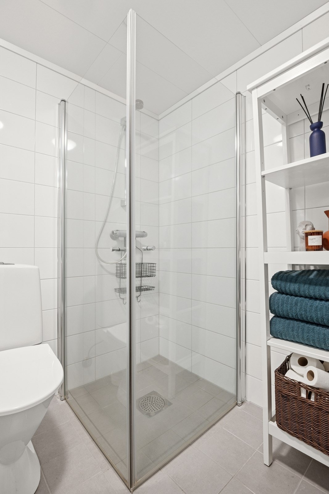 Bad har egen dusjsone med glassdør og sving funksjon. Galleribilde