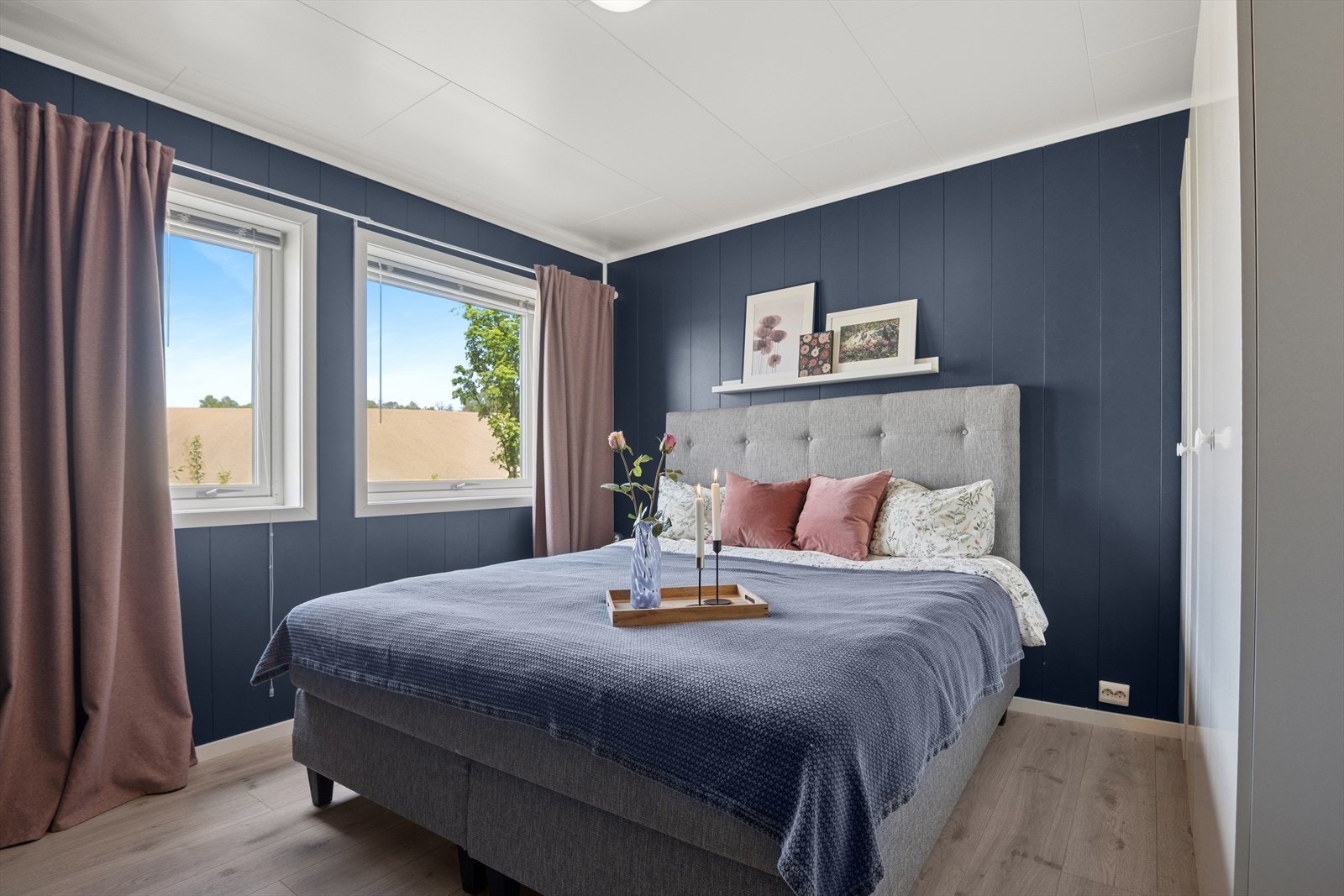 Hovedsoverommet fremstår som romslig med god plass til garderobeskap. Galleribilde