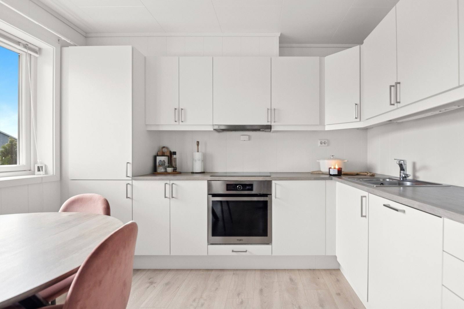 Flott og lyst kjøkken fra Sigdal. Kjøkkenet er utstyrt med integrerte hvitevarer. Galleribilde