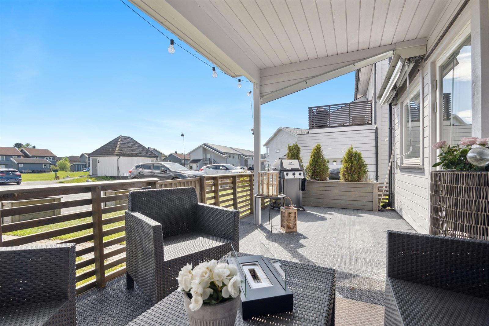 Leiligheten har egen markterrasse utenfor stuen på ca. 15 kvm. Her kan du nyte late sommerdager med gode solforhold. Galleribilde