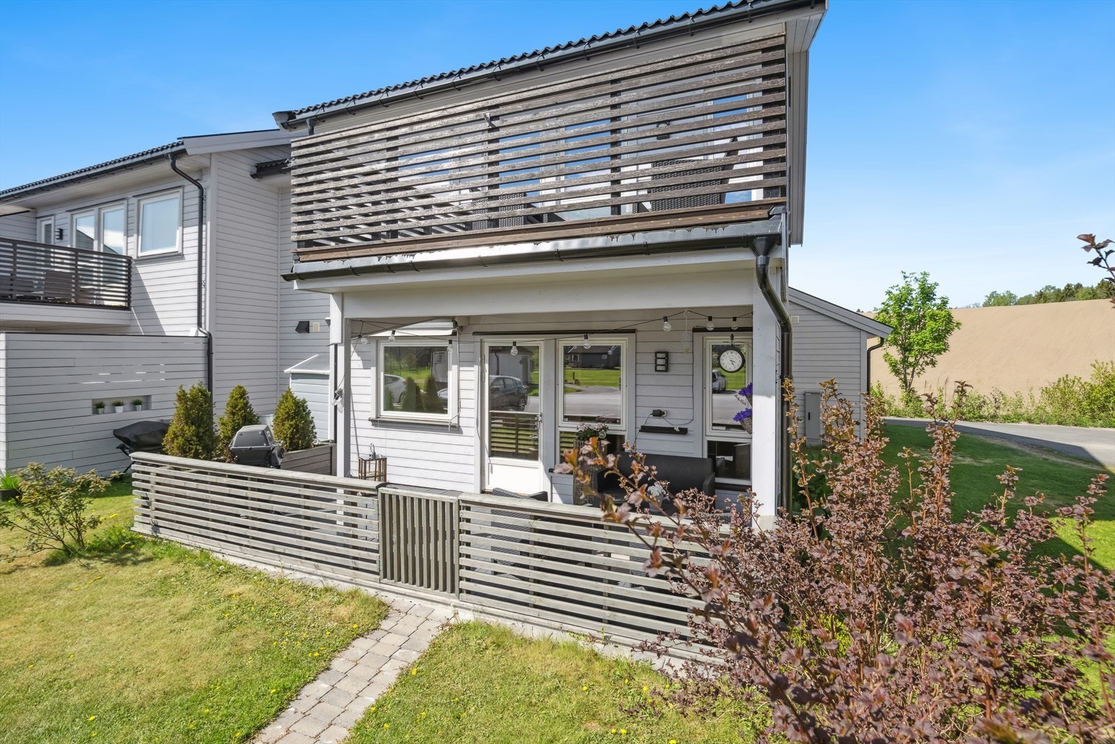 Endeleilighet fra 2018 på bakkeplan med romslig markterrasse og direkte adkomst til fellesparkering. Galleribilde