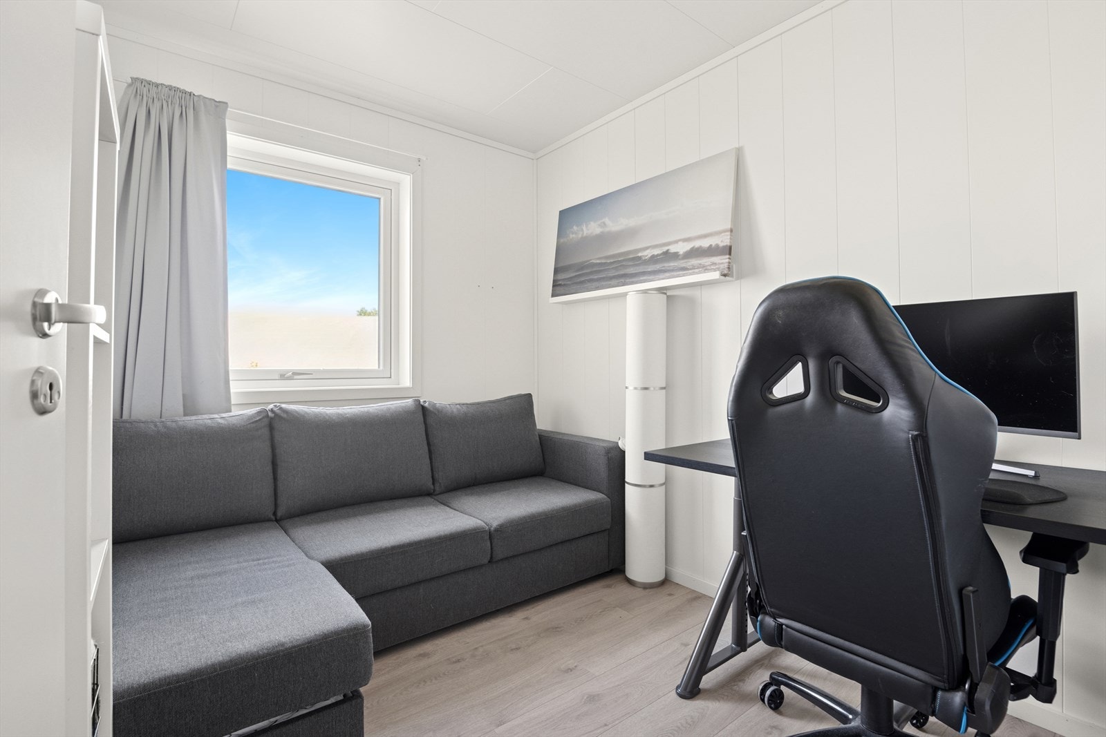 Soverom 2 i dag innredet som kontor. Her er det plass til seng og nattbord. Galleribilde